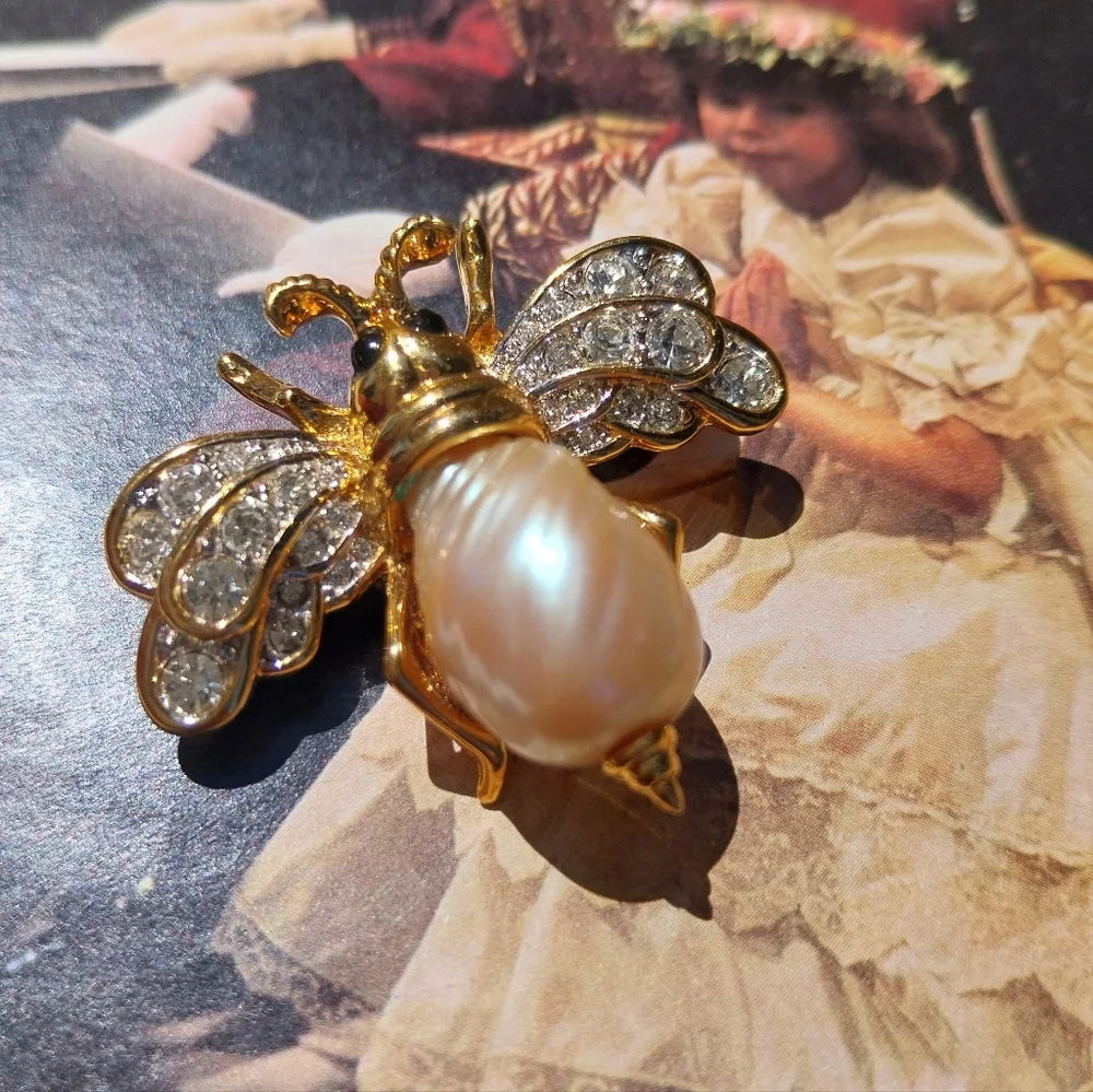 D Orlan Brooch with Sparkling Stones - Picture 3 of 10